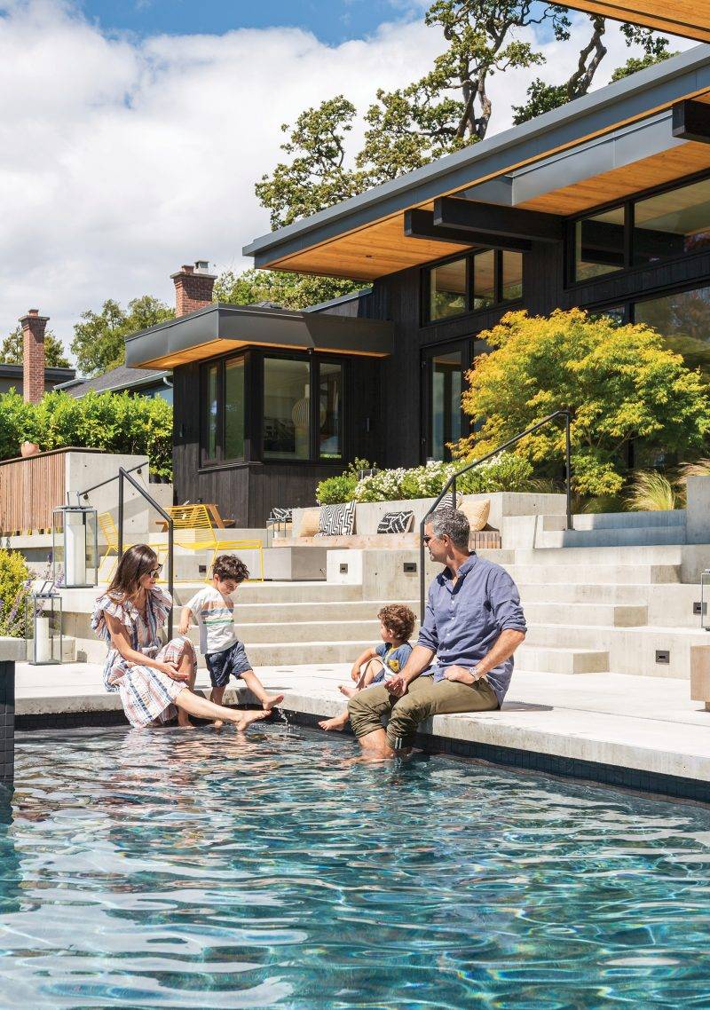 Pleasing vistas were an intentional choice on the part of architect Franc D’Ambrosio. The home’s location allows the family to balance their need for the convenience of the city with their love of the outdoors.